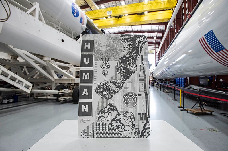 Arte de Tristan Eaton na SpaceX (Foto: Cortesia SpaceX/Divulgação)