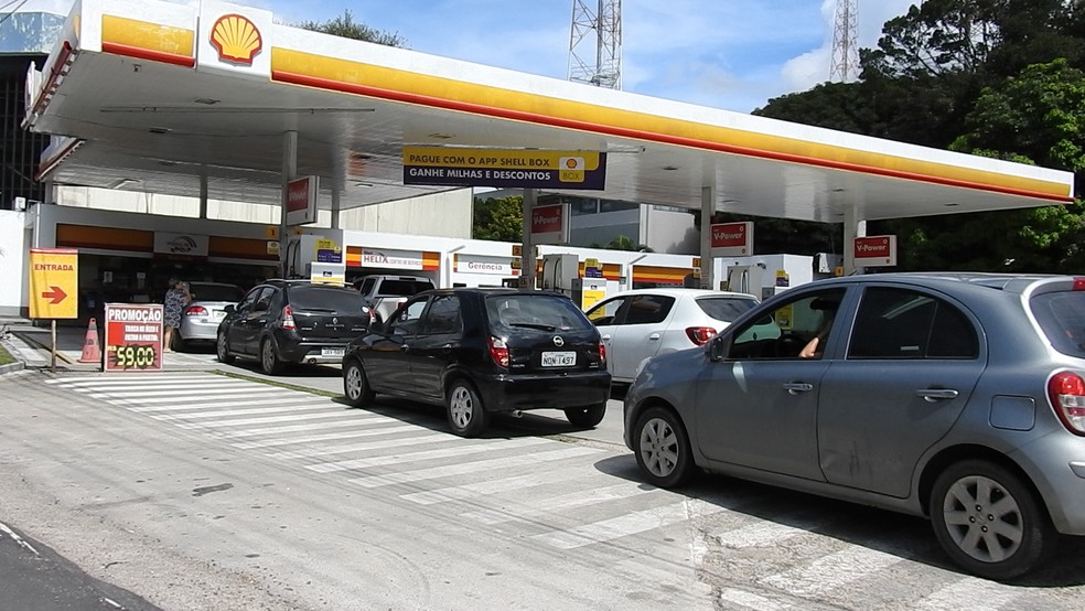 Postos têm fila na manhã desta sexta em Manaus (Foto: Adneison Severiano/G1 AM)
