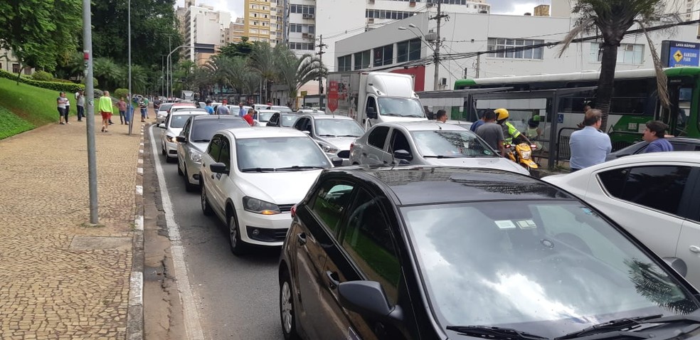 Motoristas durante protesto na Avenida Anchieta, em Campinas — Foto: Johnny Inselsperger / EPTV