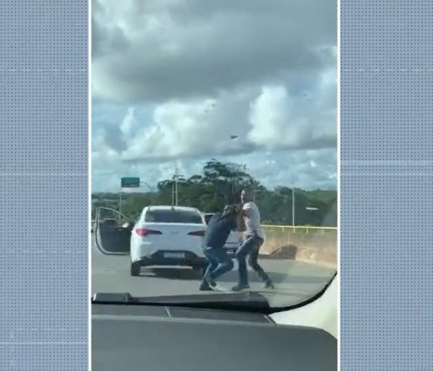 Motoristas são flagrados ao descer de carro para brigar em Salvador