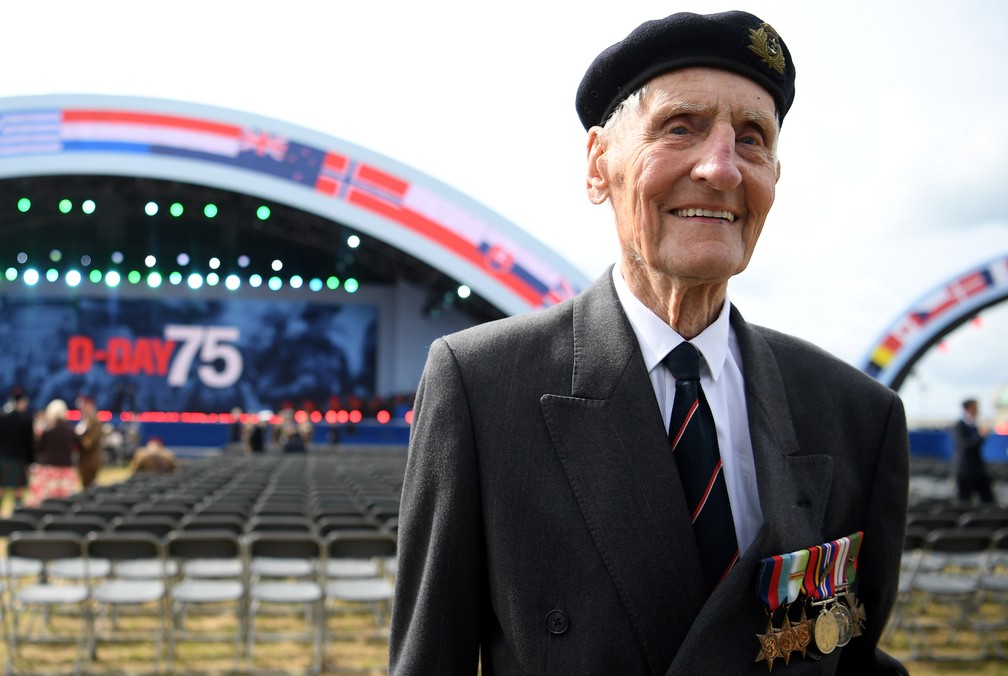 Ex-combatente britânico da Segunda Guerra Jim Booth posa para foto durante as homenagens em Portmouth, Inglaterra, que marcaram os 75 anos do "Dia D" nesta quarta-feira (5). — Foto: Daniel Leal-Olivas/AFP