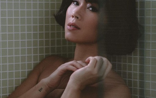 Danni Suzuki deixa fãs babando com topless na web: "Leve e doce noite"
