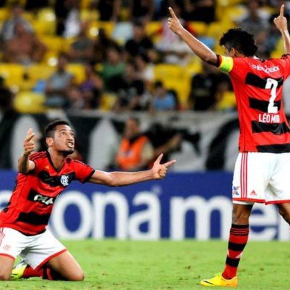 Hernane reverencia Léo Moura: baiano deu pênalti de presente para capitão do Flamengo completar a goleada sobre o Botafogo (Foto: Reprodução / Instagram)