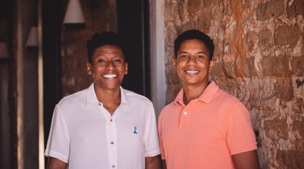 Arthur Lima e Igor Leo Rocha, fundadores da AfroSaúde (Foto: Divulgação/Marianna Calmon)