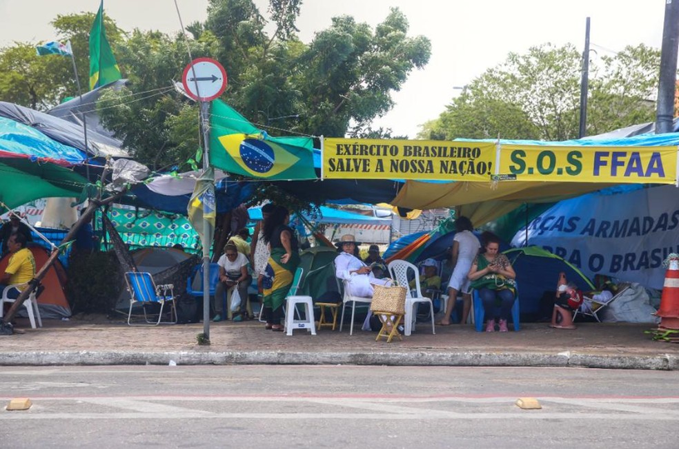 Bolsonaristas radicais desmontam acampamento em Fortaleza após Exército cumprir ordem — Foto: Fabiane de Paula/Sistema Verdes Mares