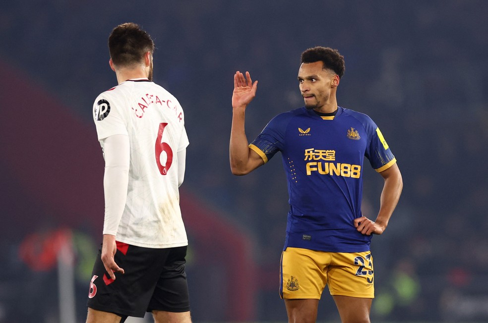 Murphy, do Newcastle, dá tchau de forma irônica para zagueiro do Southampton, Caleta-Car, expulso no jogo — Foto: David Klein/Reuters