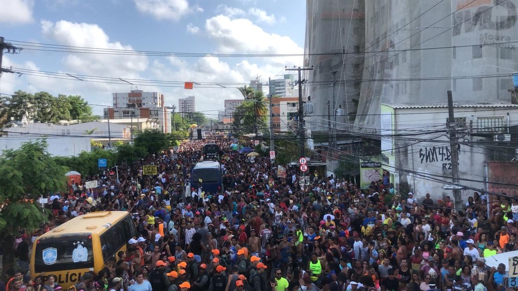 Milhares de pessoas acompanharam desfile do CDU Folia, no bairro da Várzea, na Zona Oeste do Recife, neste domingo (26) — Foto: Danilo César/TV Globo