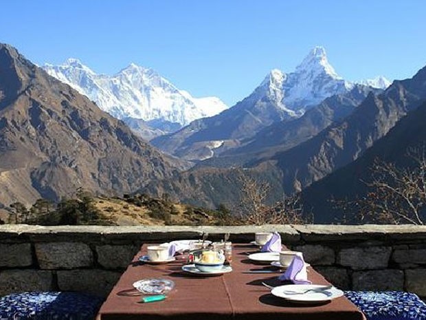 Café da manhã no restaurante do hotel, com vista para o Himalaia (Foto: Reprodução/Youtube/himalayakanko)