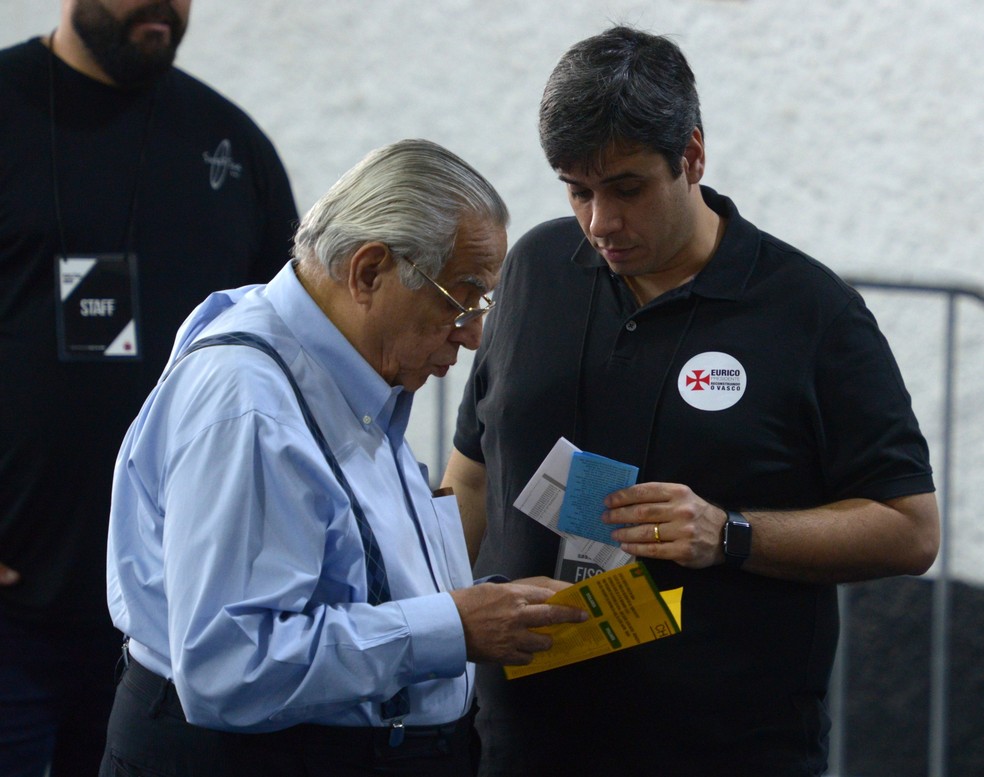Euriquinho com o pai durante a eleição: dirigente acredita que indefinição política atrapalha o planejamento para 2018 (Foto: André Durão)