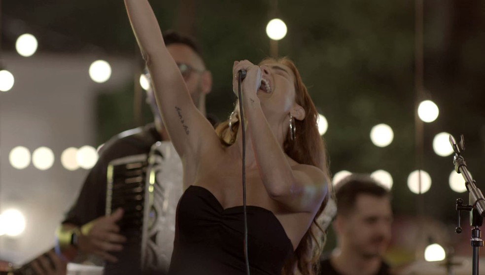 Alexia/Josimara solta a voz no 'The Voice Judas do Norte' em 'Salve-se Quem Puder' — Foto: Globo