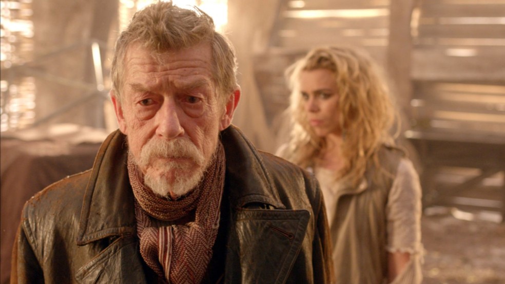 John Hurt e Billie Piper em cena do especial 'Doctor Who: Day of the doctor' (Foto: Divulgação)