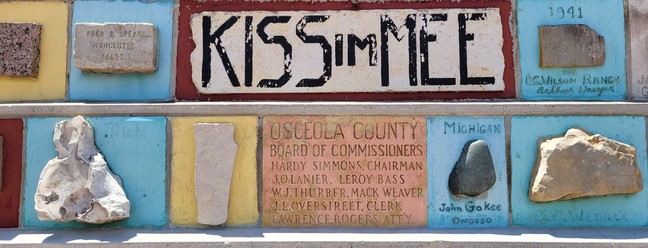 Detalhe do Monument of States, um marco em Kissimmee, Flórida, formado por pedras e tijolos de todos os cantos dos Estados Unidos — Foto: Eduardo Maia