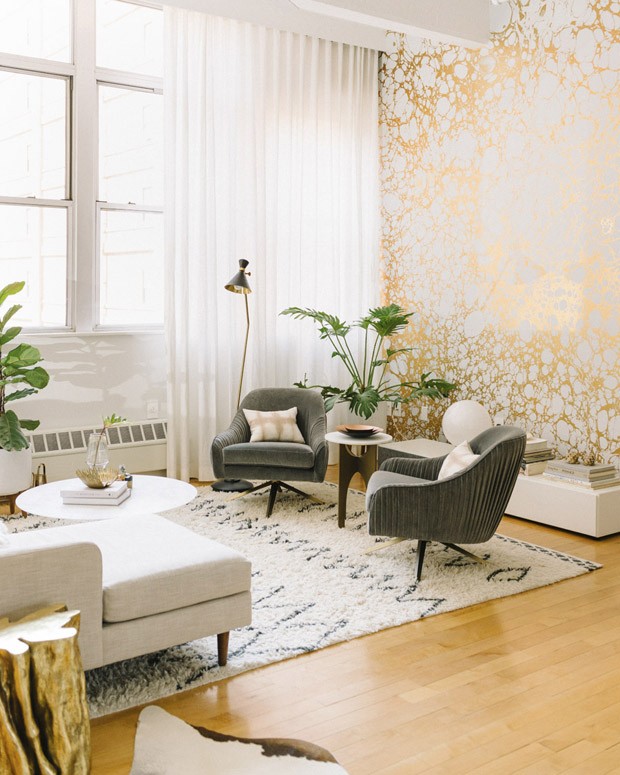 Décor do dia: sala de estar com papel de parede dourado (Foto: Calico/Reprodução)