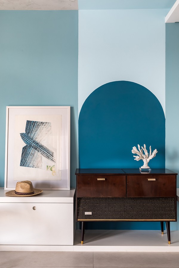 100 m² com decoração afetuosa em tons de azul e coral (Foto: Foto: Eduardo Macarios)