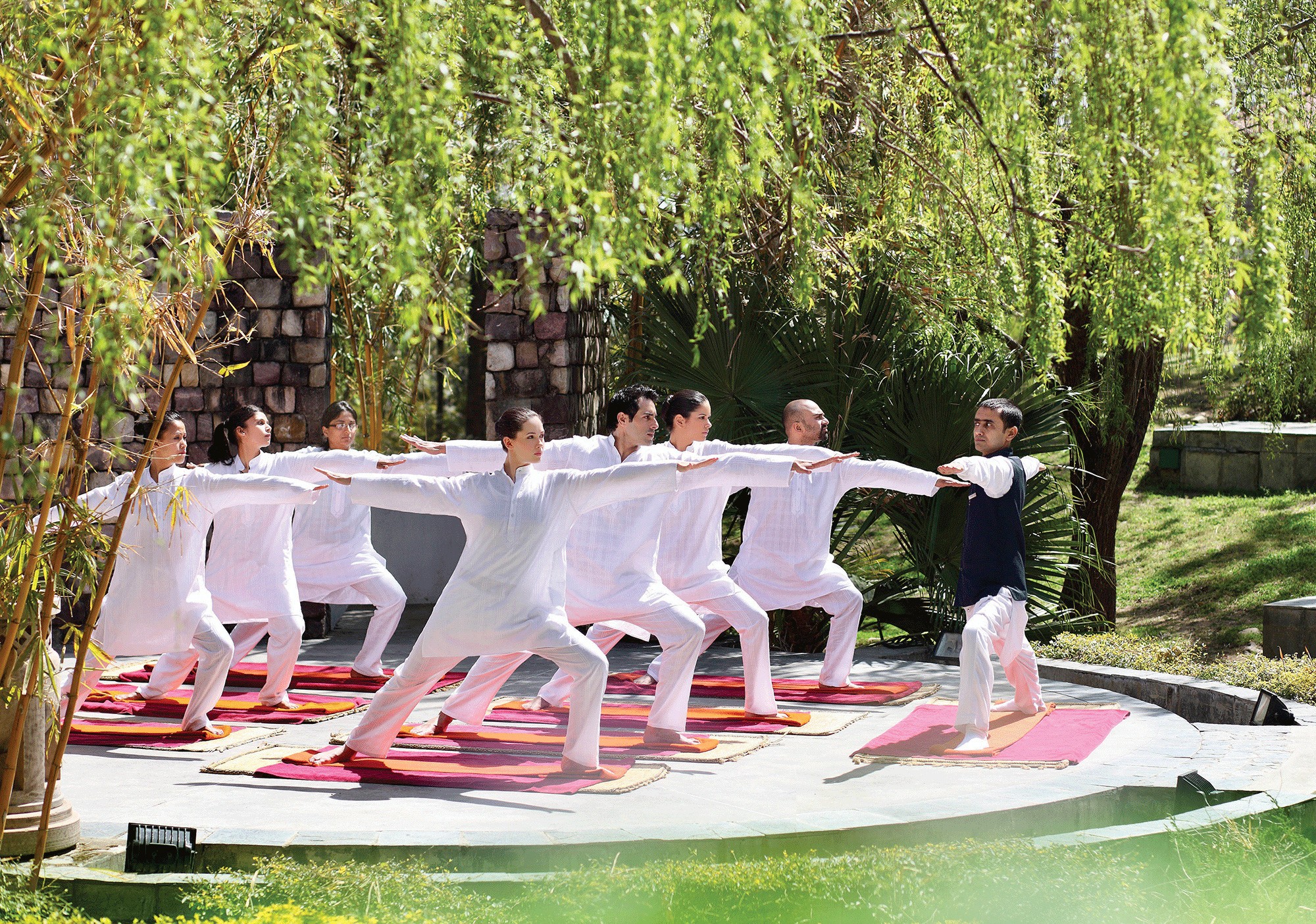 Aventura à indiana: Praticantes de Yoga no Anānda in the Himalayas (Foto: divulgação)