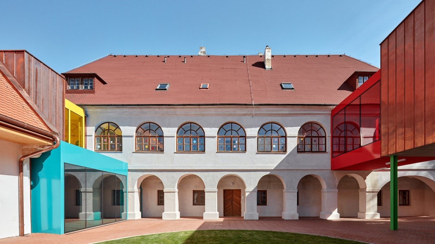 Prédio antigo é transformado em escola colorida na República Tcheca (Foto: BoysPlayNice)