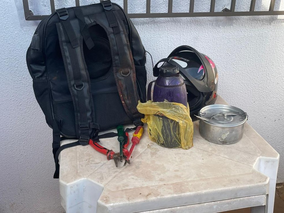 A mochila tem marca do tiro de bala perdida.  &mdash; Foto: Jos&eacute; C&acirc;mara/g1 MS