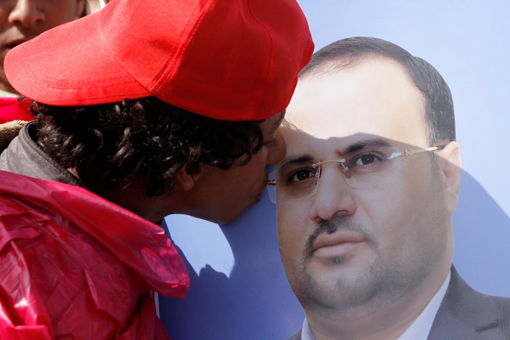 Apoiador dos hutis beija poster de lÃ­der polÃ­tico Saleh al-Sammad, morto em ataque Ã¡ero (Foto: Mohamed al-Sayaghi/Reuters)