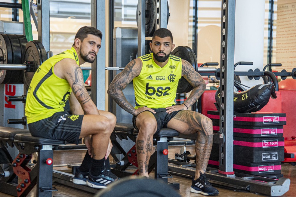 Arrascaeta e Gabigol em trabalho de academia no Ninho do Urubu — Foto: Marcelo Cortes / Flamengo