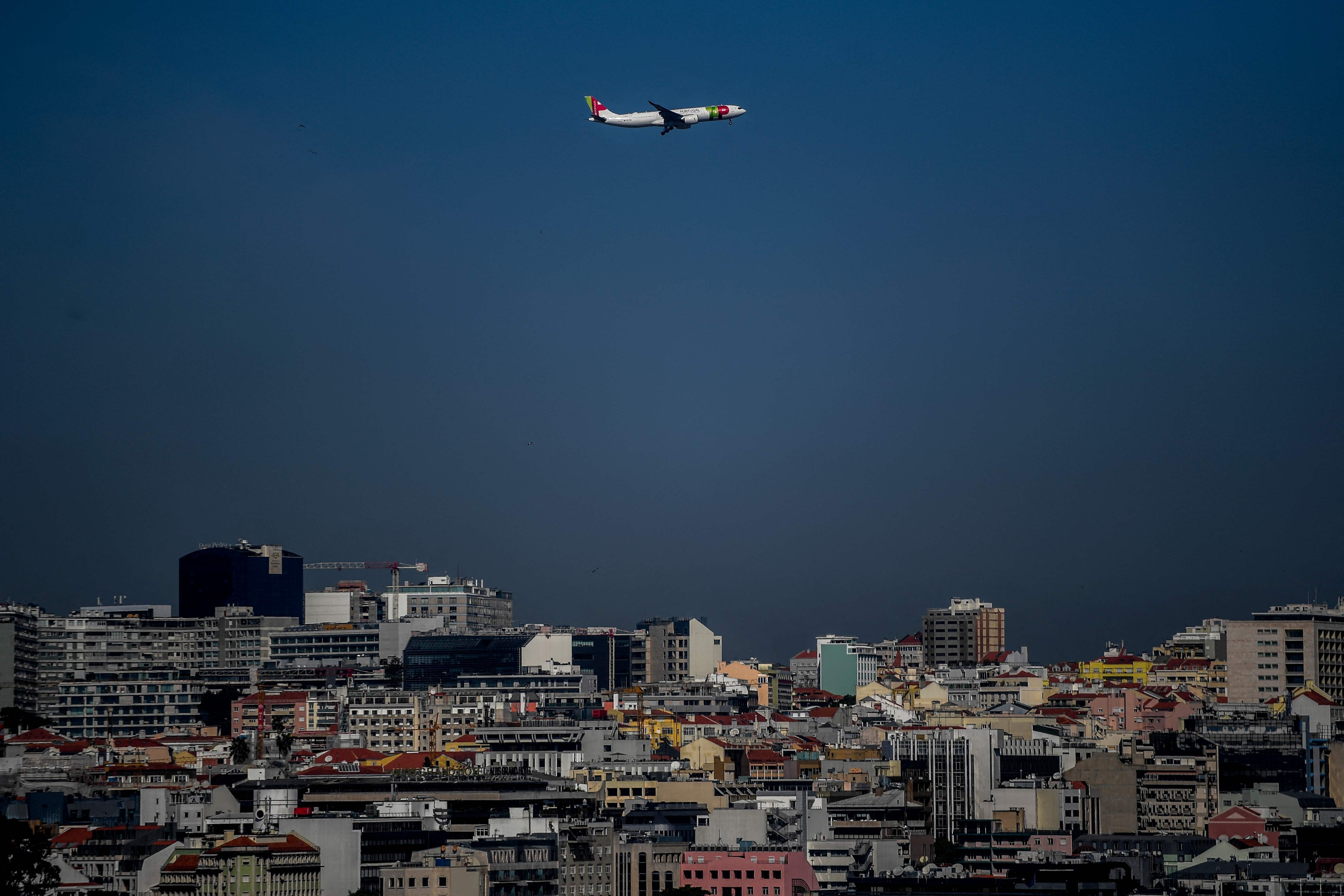 Avião sobrevoa Lisboa