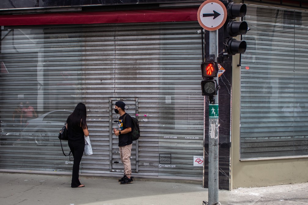 Movimentação no dia de reabertura do comércio de rua. A rua José Paulino no bairro do Bom Retiro, em São Paulo, é um dos pontos de maior comércio popular da cidade — Foto: Van Campos/Fotoarena/Estadão Conteúdo