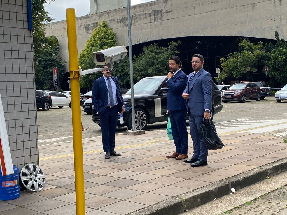 Advogados de Brennand no fórum da barra funda, em São Paulo — Foto: TV Globo