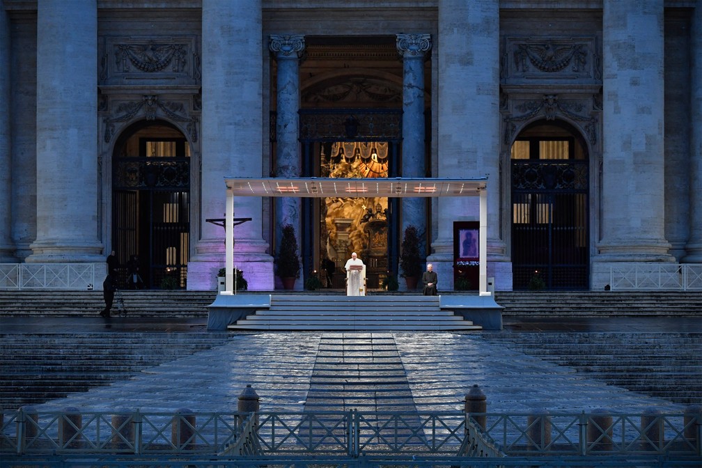 27 de março de 2020 - O Papa Francisco é visto sozinho presidindo um momento de oração no sagrato da Basílica de São Pedro, no Vaticano — Foto:  Vatican Media/Divulgação via AFP