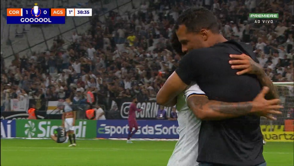 Du Queiroz abraça Fernando Lázaro em comemoração de gol — Foto: Reprodução