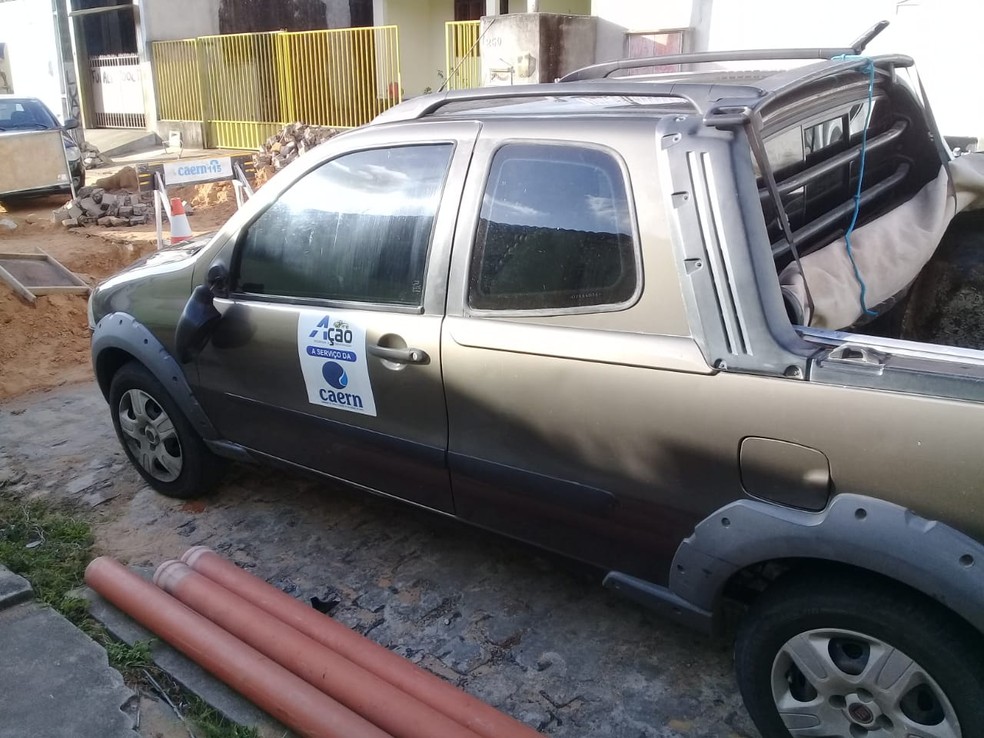 Carro usado pelos trabalhadores terceirizados da Caern foi roubado &mdash; Foto: Divulga&ccedil;&atilde;o