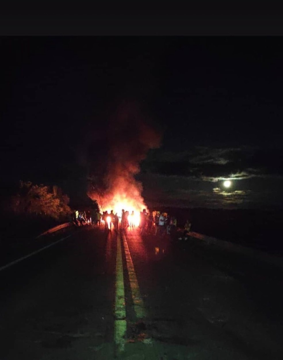 Bloqueio feito durante a noite desse domingo (8) na divisa entre Lucas do Rio Verde e Sorriso — Foto: Divulgação