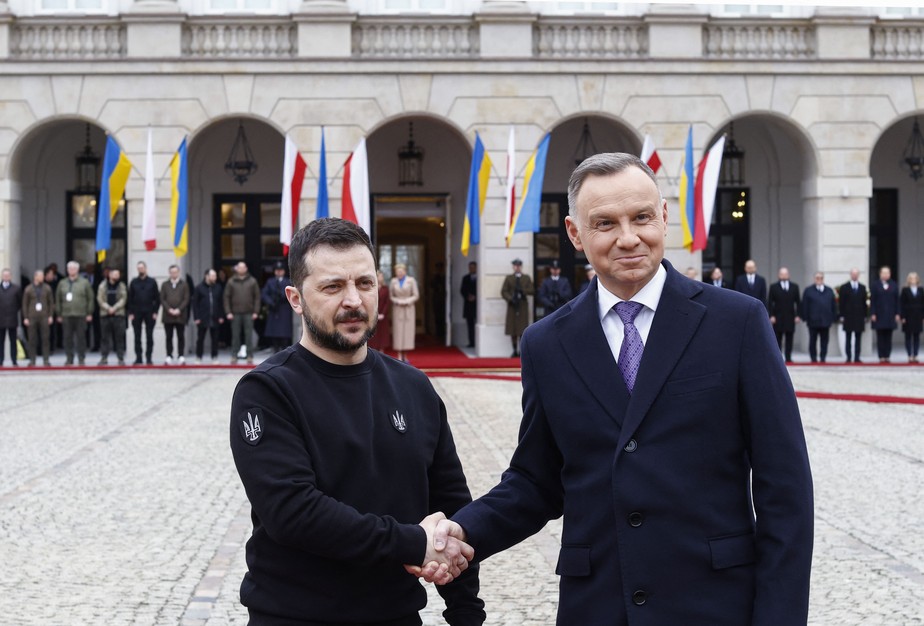 Zelensky (esquerda) e Duda apertam as mãos durante cerimônia de boas-vindas ao palácio presidencial em Varsóvia, Polônia