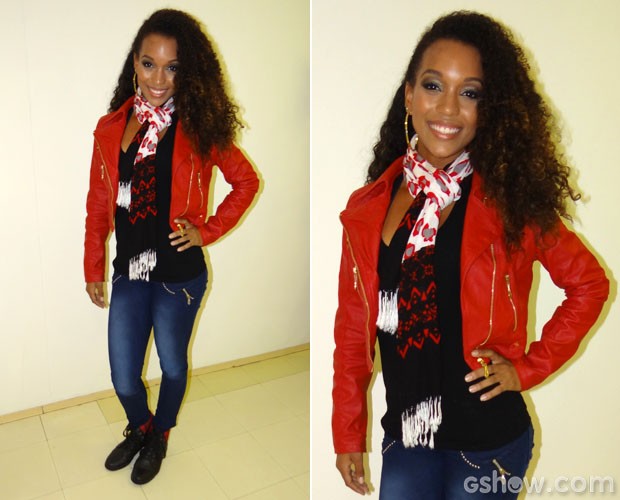 Camila Lobo combinou o cachecol com a jaquetinha vermelha (Foto: Domingão do Faustão/ TV Globo)