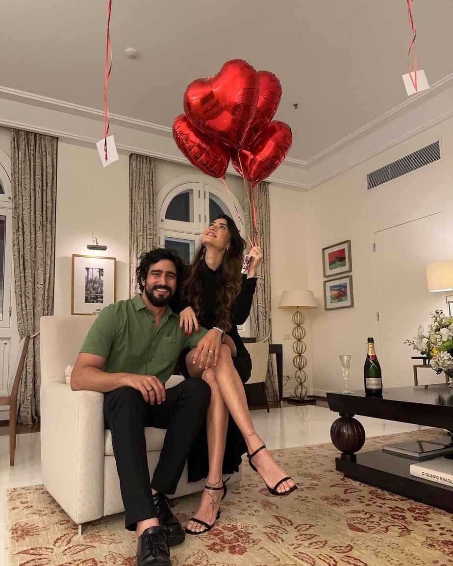Thaila Ayala e Renato Goes comemoram 3 anos em hotel de luxo