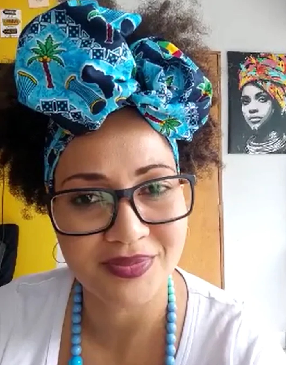 A professora foi vítima de racismo por usar um turbante enquanto tentava tirar uma foto para renovar a CNH.  — Foto: TVCA