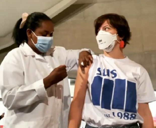 Natália Lage é vacinada contra a Covid-19 (Foto: Reprodução/Instagram)