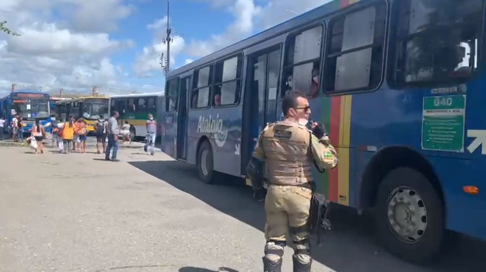 Protesto em terminal de integração deixa ônibus e trânsito parados em Aracaju