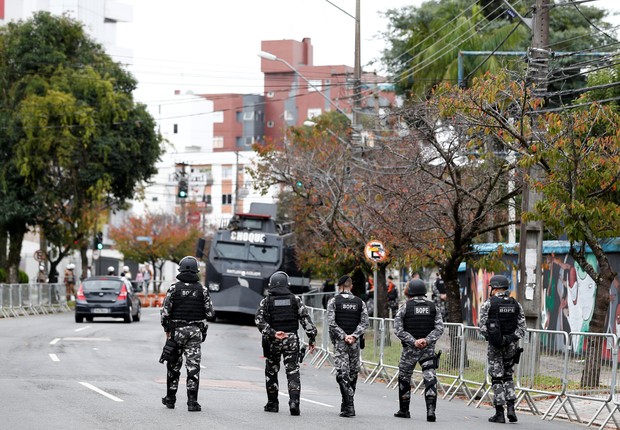 Policiais patrulham ruas de Curitiba em dia de depoimento do ex-presidente Lula (Foto: Rodolfo Buhrer/Reuters)