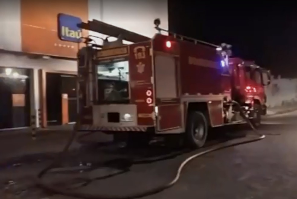 Corpo de Bombeiros é acionado para conter fogo em prédio do banco Itaú, em Fortaleza. (Foto: Reprodução)