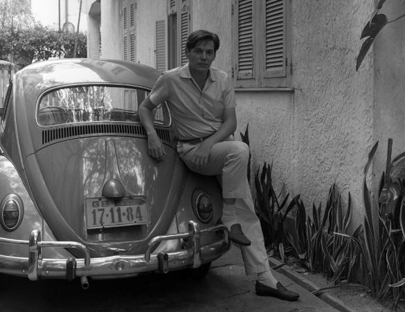 Fusca. Antônio Carlos Jobim com seu carro em 1965, na casa da Rua Barão da Torre