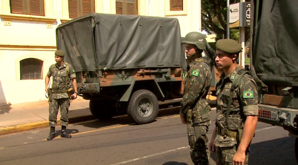 Militares isolaram área ao redor do museu para retirar armamento que estava guardado desde 2012 em Barretos, SP (Foto: Maurício Glauco/EPTV)