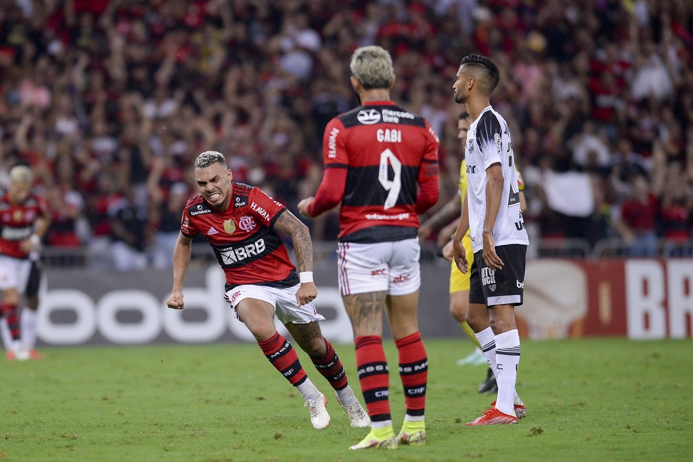 Matheuzinho comemora seu gol, o da vitória do Flamengo sobre o Ceará — Foto: Marcelo Cortes/Flamengo