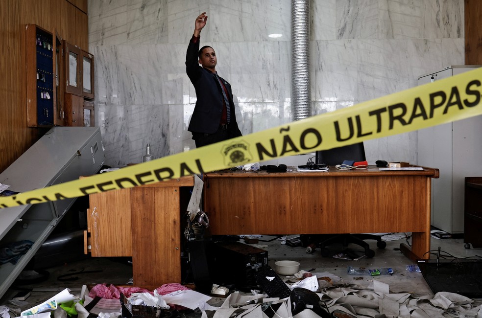 Área interditada pela PF após destruição de terroristas no Palácio do Planalto — Foto: Ueslei Marcelino/Reuters