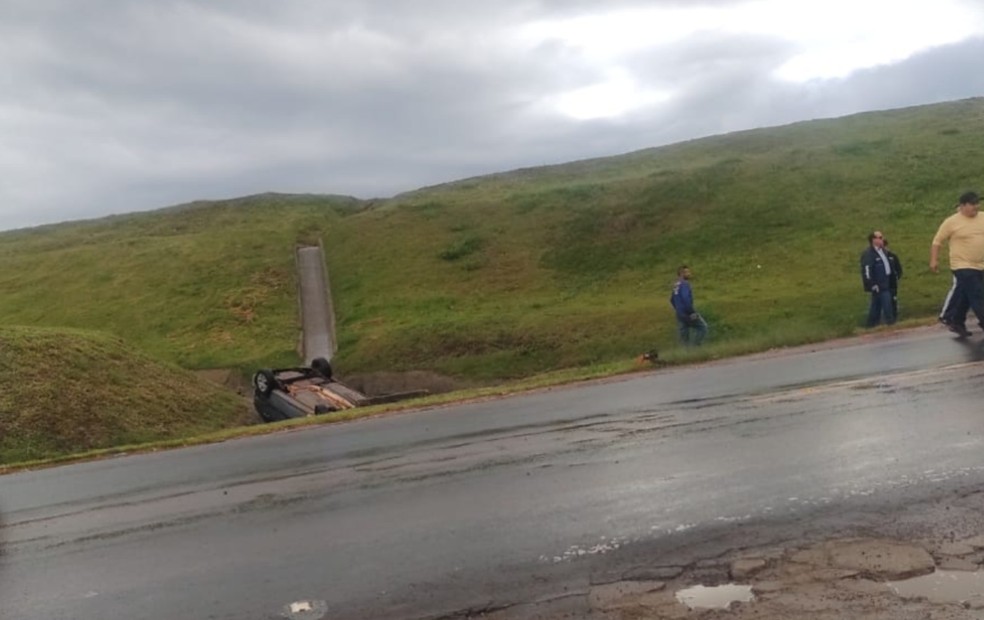 Motorista cai em canaleta de água às margens de rodovia em Avaré  — Foto: Portal Sudoeste Paulista/ Reprodução 