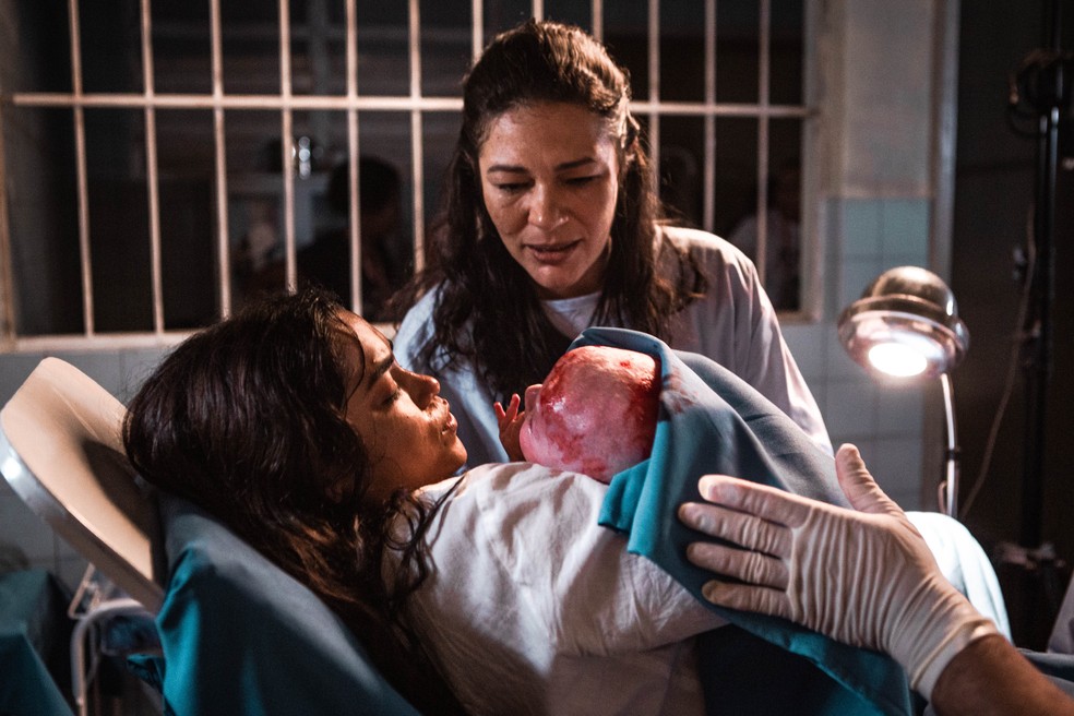 Em 'Amor de Mãe', Lurdes (Lucy Alves) tem um trabalho de parto complicado, mas Érica (Nanda Costa) passa bem — Foto: Gabriel Nascimento/Gshow