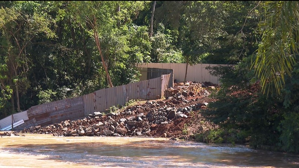 Área de 5 mil m² foi desmatada na margem do rio Mogi Guaçu, em Cachoeira de Emas, para construção de casa de força de hidrelétrica — Foto: Reprodução EPTV