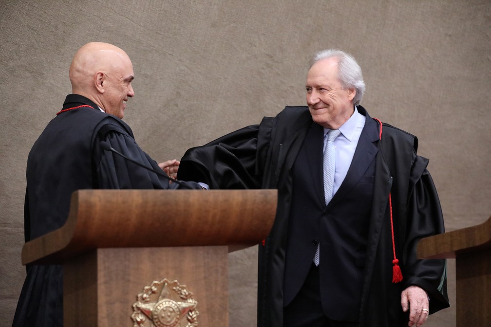 Alexandre de Moraes e Ricardo Lewandowski se cumprimentam após tomarem posse como presidente e vice-presidente do TSE em cerimônia em Brasília — Foto: Antonio Augusto/Secom/TSE