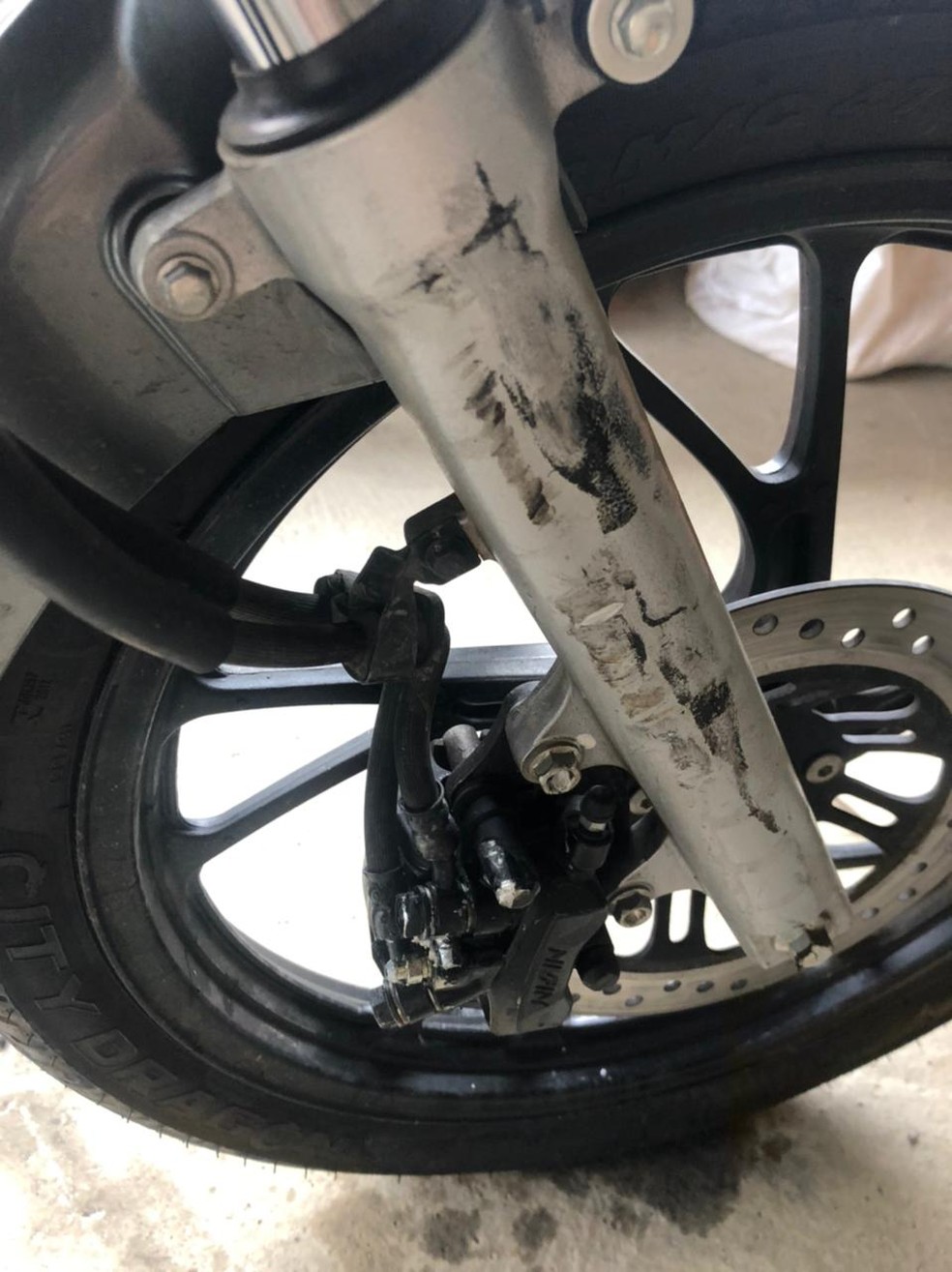 Estragos em moto que foi arrastada por carro em Camboriú em 2021 — Foto: Arquivo pessoal