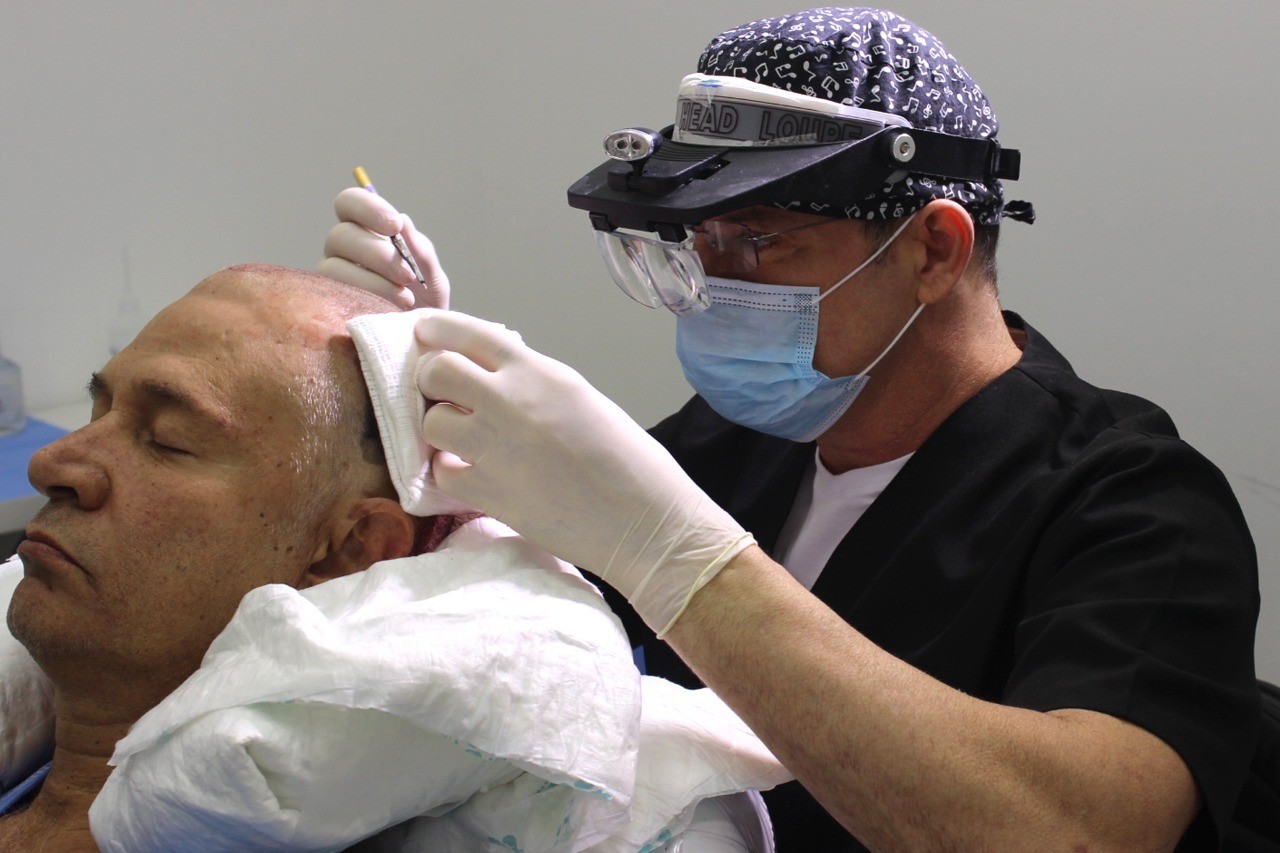 Nelson Freitas faz transplante capilar com o médico Joel Lacerda (Foto: Divulgação)