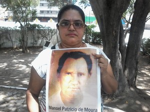 Maria Lucilane de Moura Valentim procura o pai Manoel Patrício de Moura (Foto: Thiago Conrado/ G1)