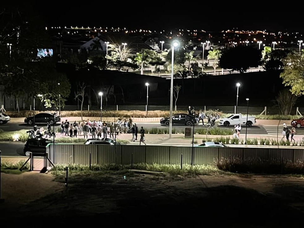 Moradores chamaram a PM por causa de aglomeração em praça de Marília  — Foto: Arquivo pessoal 